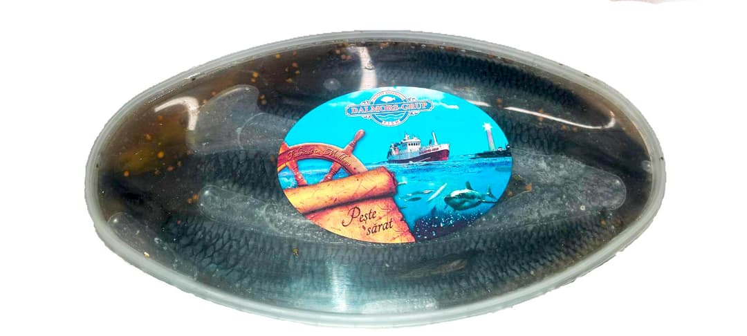 Hering sarat eviscerat cu mirodenii