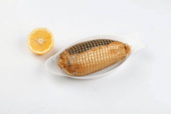 Rulada de hering cu bucati de somon afumat la cald