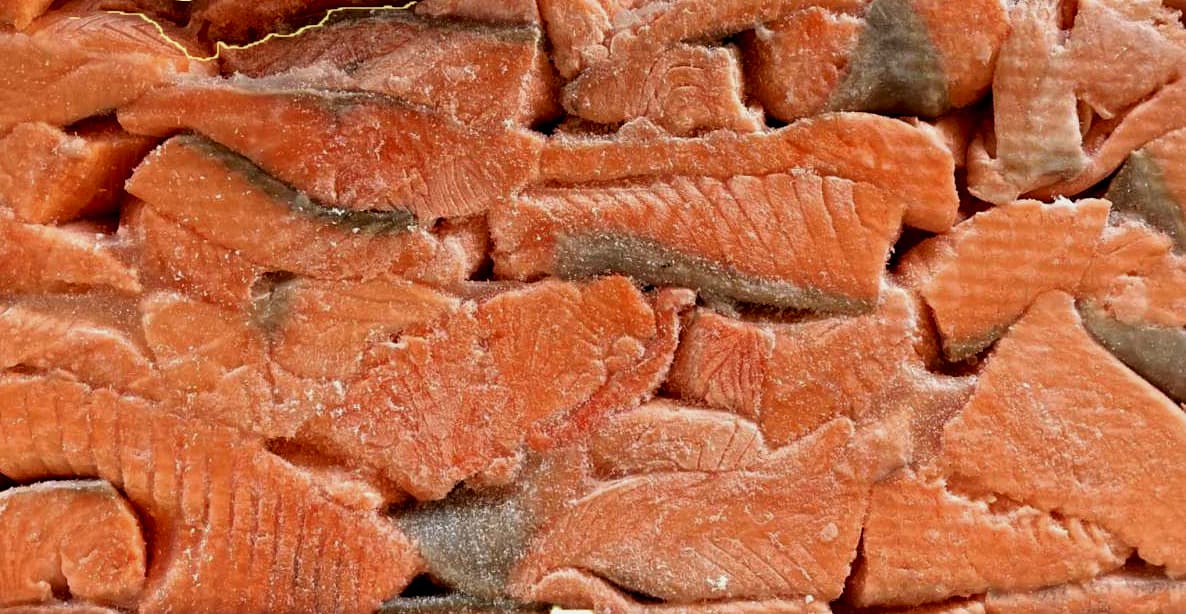 Bucati somon fara piele congelate ambalate